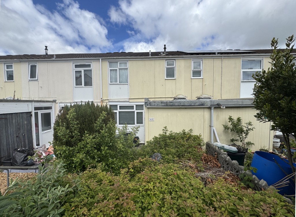 Lot: 186 - MID-TERRACE HOUSE FOR IMPROVEMENT - Front of the property